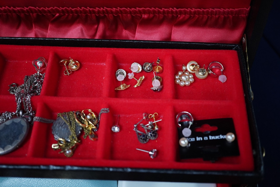 A jewellery box and contents to include a 935 white metal and paste set swallow brooch, silver locket on chain, white metal and costume jewellery, agate necklace and wrist watches including Seiko, Lanco, Lorus and Rotary